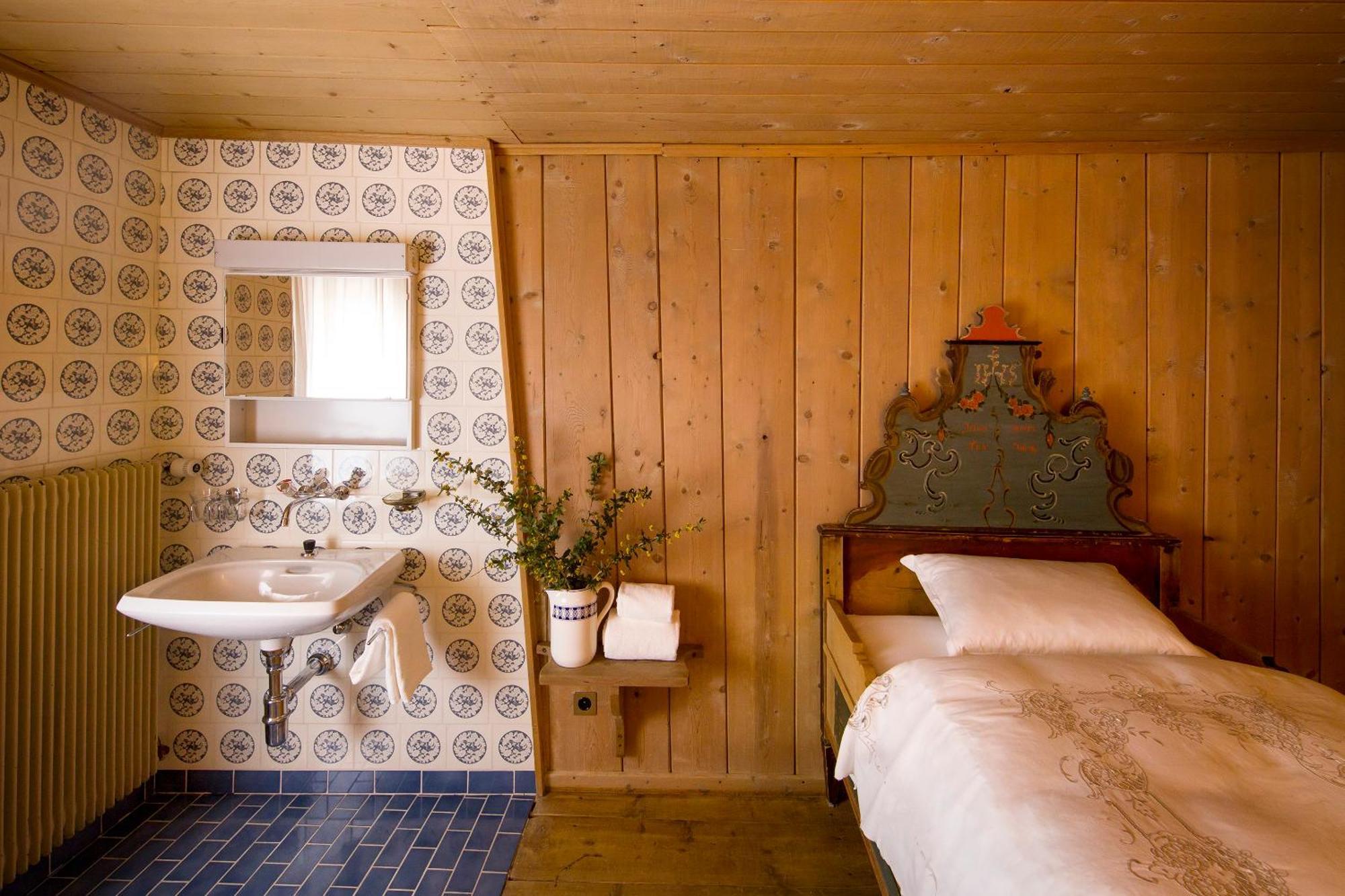 Hotel Chasa Chalavaina Müstair Rum bild