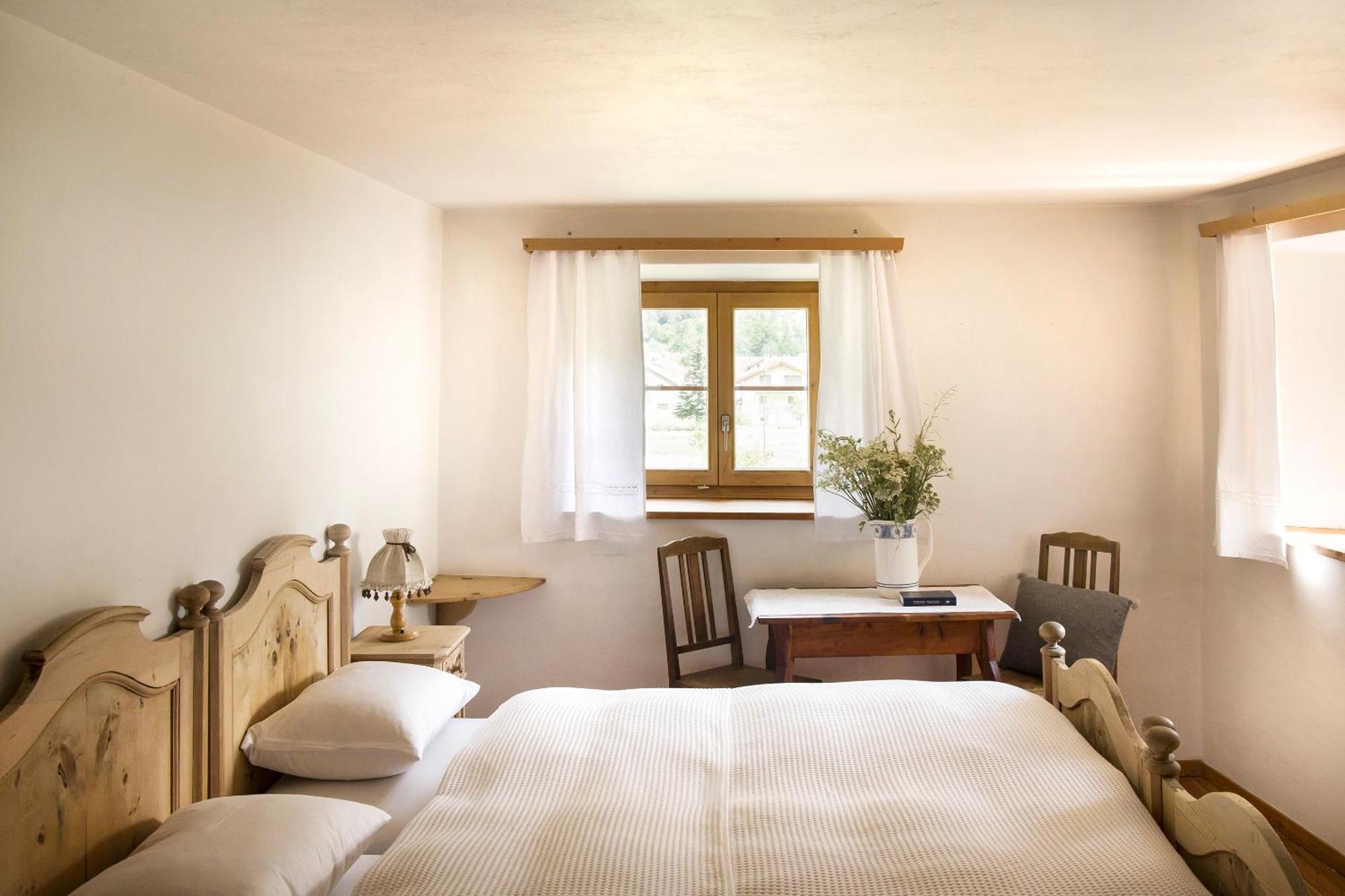 Hotel Chasa Chalavaina Müstair Rum bild