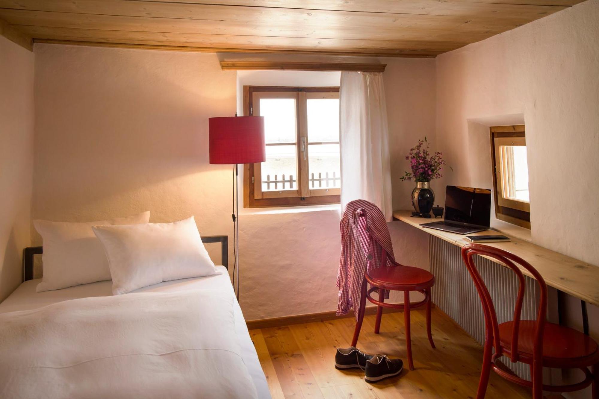Hotel Chasa Chalavaina Müstair Rum bild